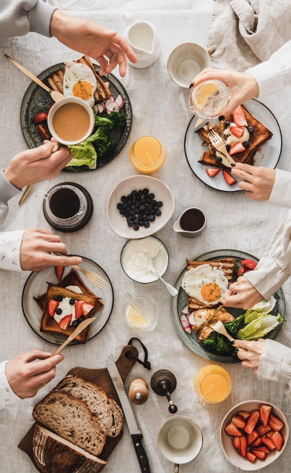 Quels sont les avantages de proposer un brunch à thème chaque semaine dans votre restaurant?