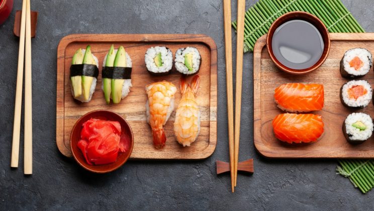 Quels sont les ingrédients pour faire du sushi et comment procéder ?